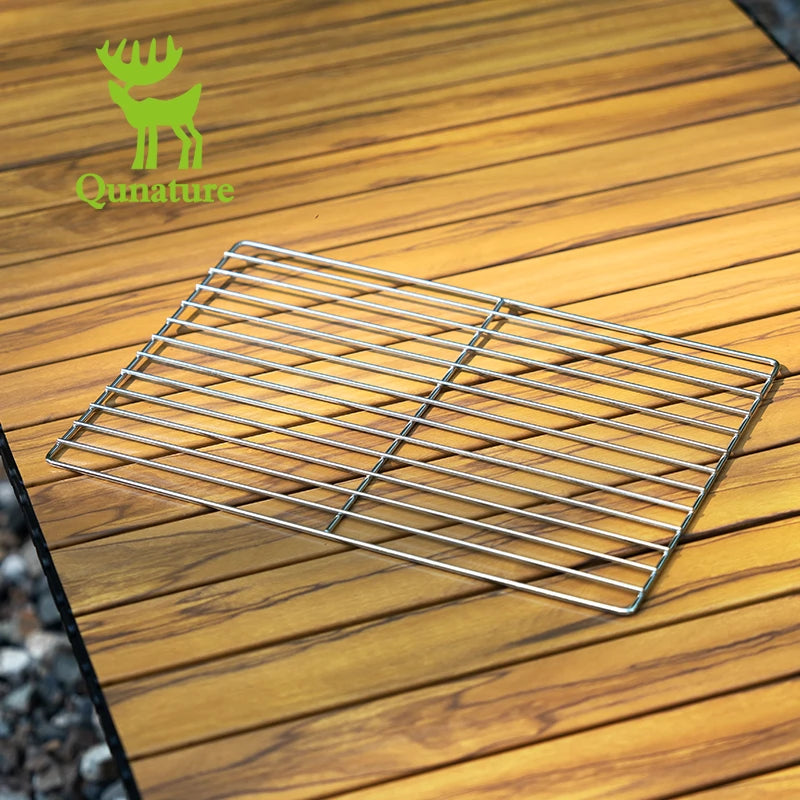 Metal grill rack on a wooden surface with Qunature logo.