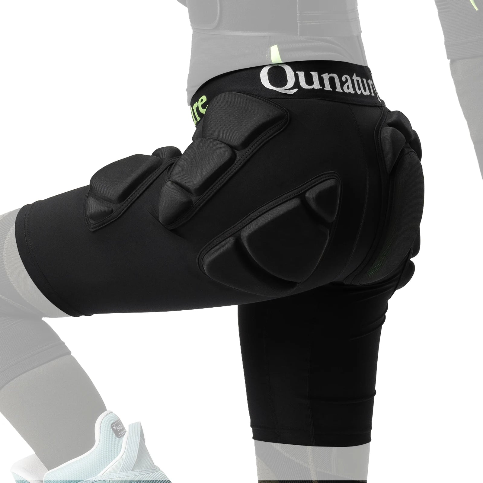 Black protective knee pad with 'Quanum' branding on a white background