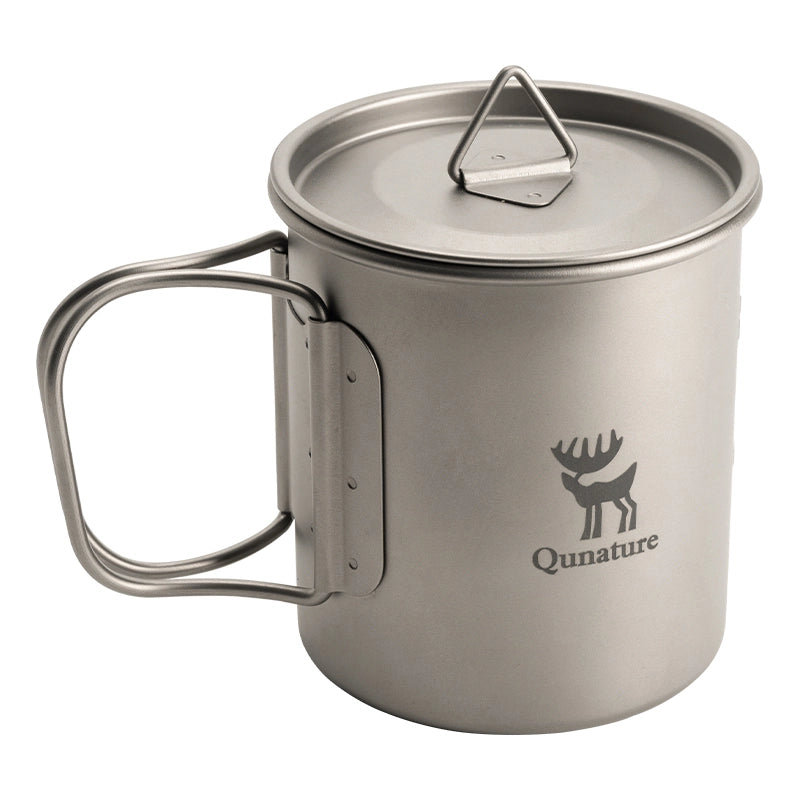 Stainless steel mug with lid and Qunature logo on a white background