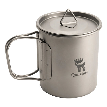 Stainless steel mug with lid and Qunature logo on a white background
