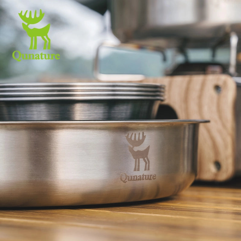 Stainless steel bowls with Qunature logo on a wooden surface