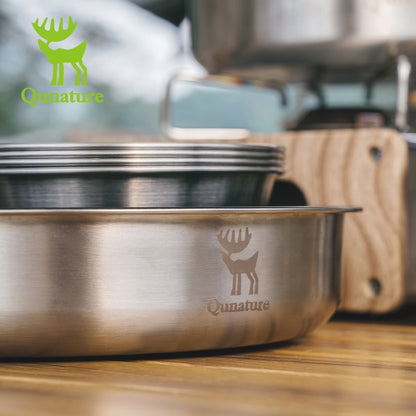Stainless steel bowls with Qunature logo on a wooden surface
