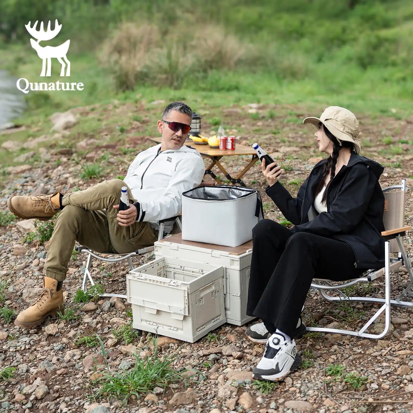 Two people enjoying a picnic outdoors with Qunature branding.