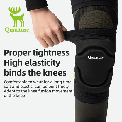 This pair of black protective knee pads with thick sponge is very elastic and can freely adapt to the bending movement of the knee