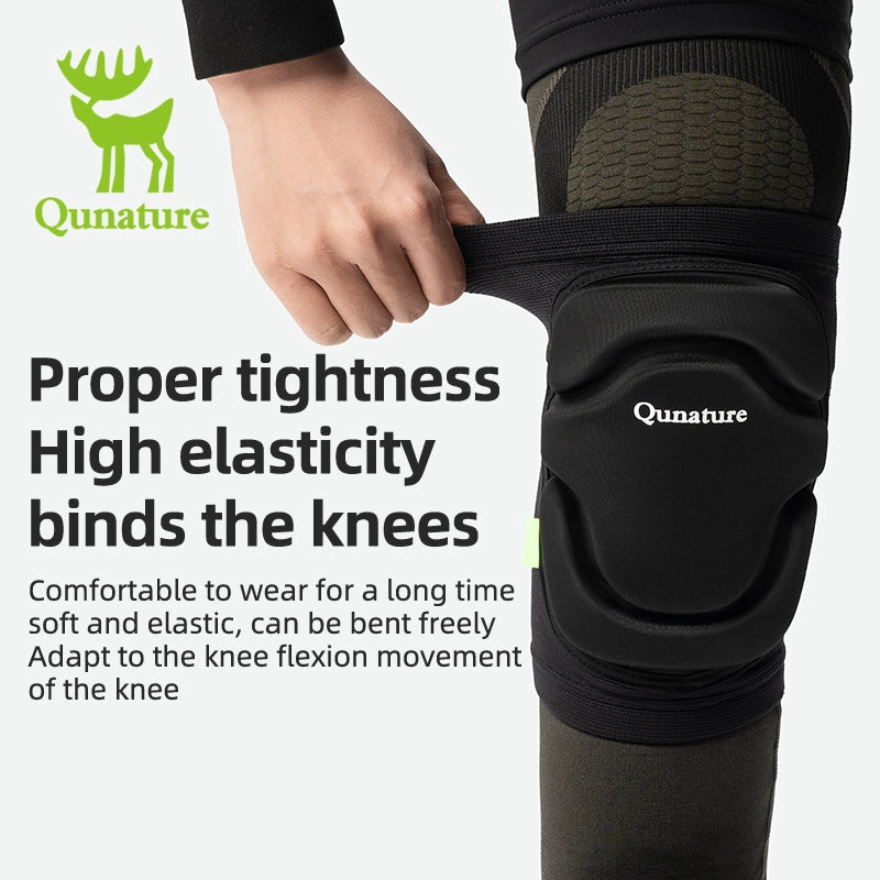 This pair of black protective knee pads with thick sponge is very elastic and can freely adapt to the bending movement of the knee