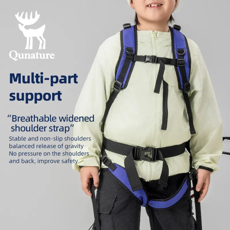 A little boy is wearing a ski training strap with breathable and widened shoulder straps that can support multiple parts of the body.