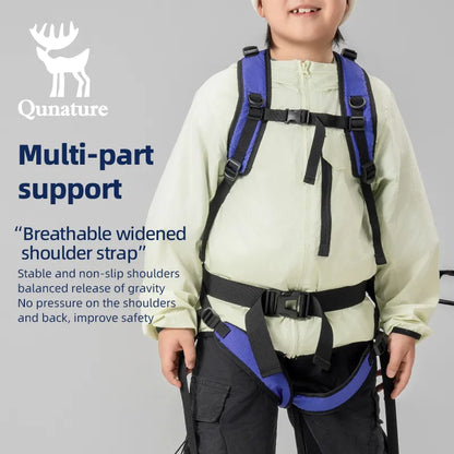 A little boy is wearing a ski training strap with breathable and widened shoulder straps that can support multiple parts of the body.