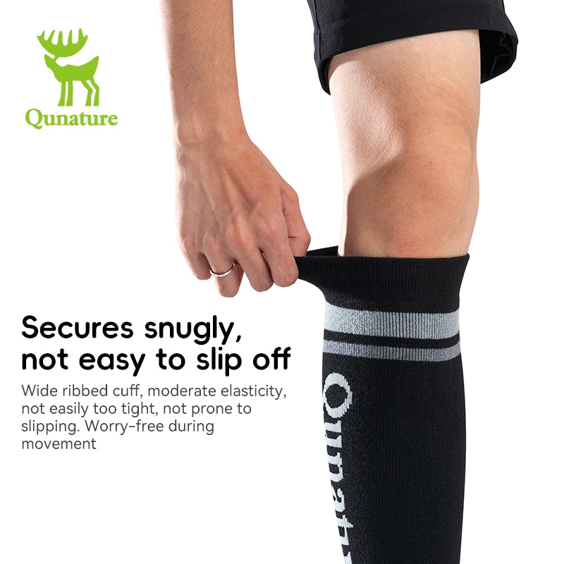 The letter pattern warm long ski socks have anti-slip strips on the cuffs, which will not slip down during exercise