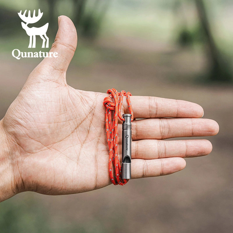 Hand holding a Qunature product with a blurred natural background