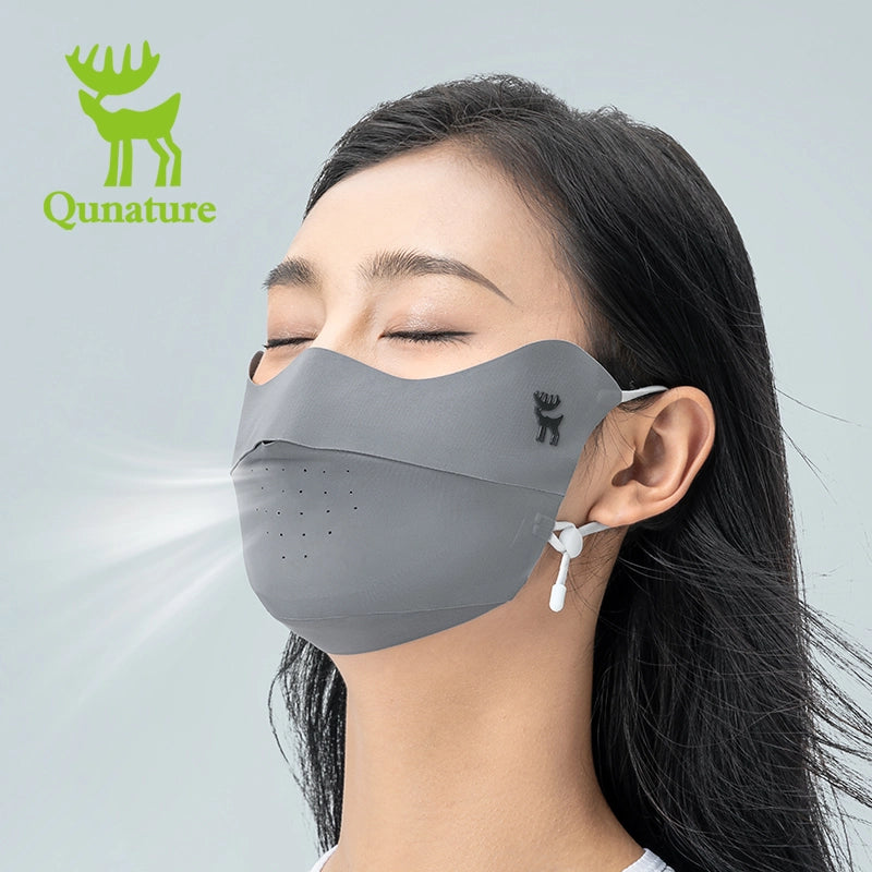 Woman wearing a gray Qunature mask against a light gray background