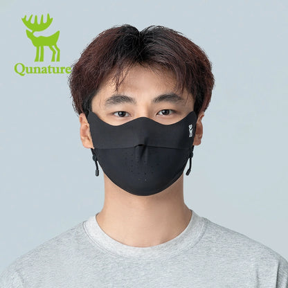 Man wearing a face mask with Qunature branding on a gray background
